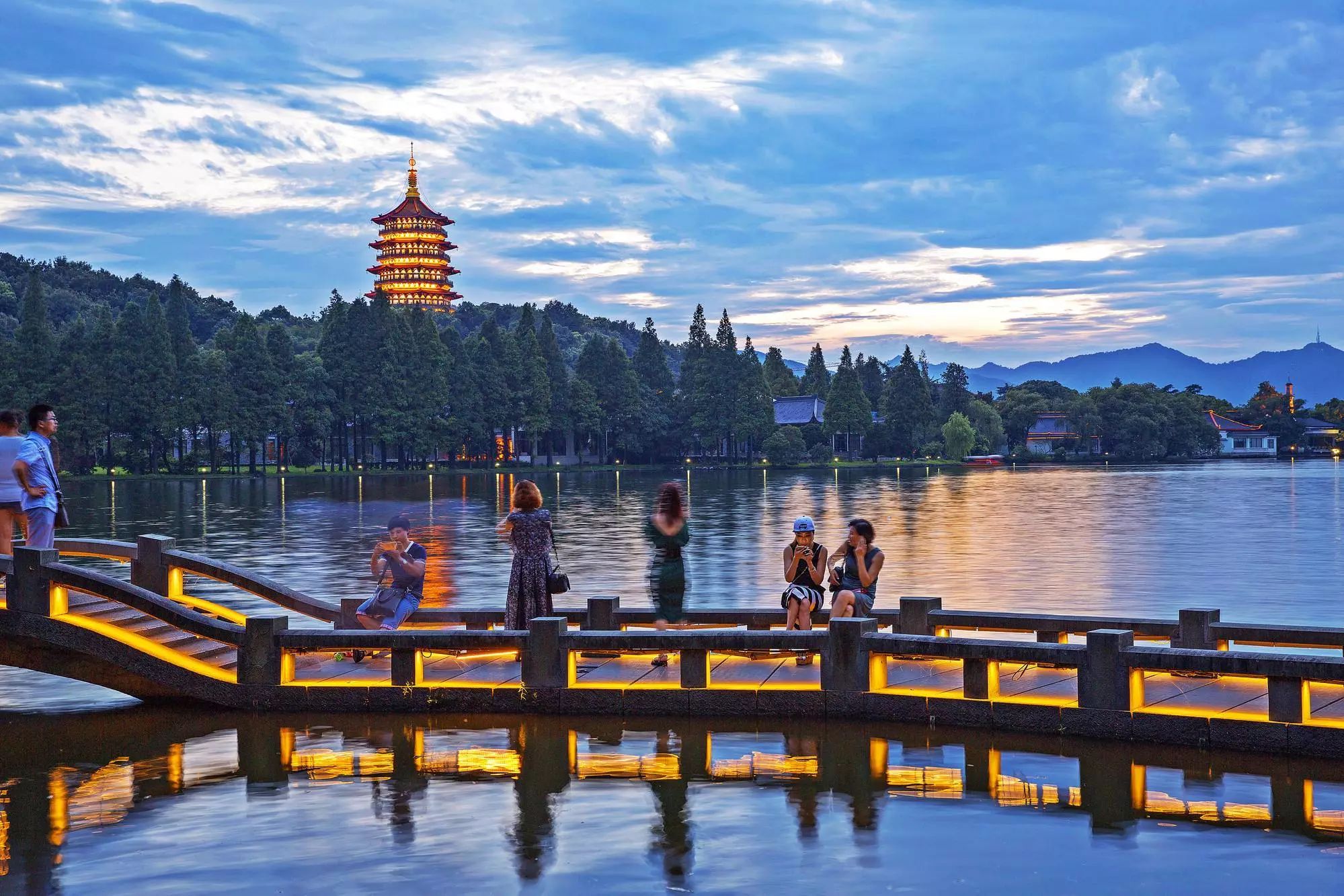 南京、靈山大佛、魔都上海、西湖美景、烏鎮(zhèn)、夜景蘇州古運(yùn)河、夜登金茂大廈·船游黃浦江、杭州宋城5日游全攻略